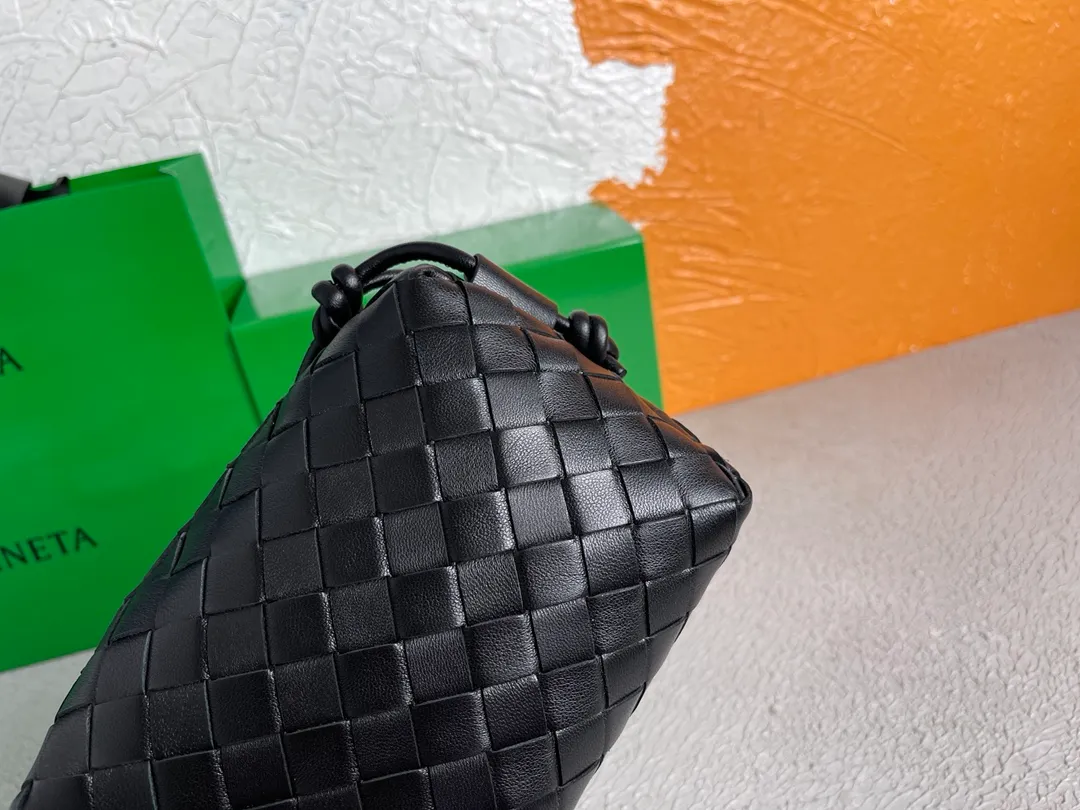 Batch 1120 BOTTEGA VENETA/Bottega 2021 new women's POUCH crossbody bag clutch, lntfecciato woven leather crossbody mini handbag, single internal open pocket, zipper closure, computer embroidered leather shoulder strap can be adjusted in length, model: 30308 Color: black Origin: Italy Size: 17*12*8